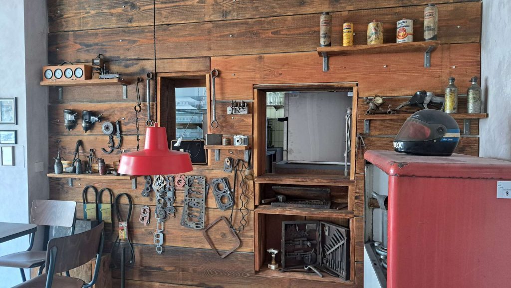 Shopfläche mit laufender Kundenfrequenz und zusätzlicher Bistrooption